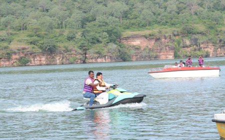 मुख्यमंत्री डॉ मोहन यादव ने स्वयं अपने हाथों से नदी में बाइक बोट चलाई