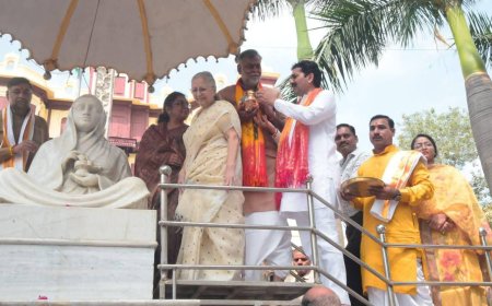 अद्भुत दृश्य! जब इंदौर के राजवाड़ा पर एक साथ आया 108 नदियों का जल, दिग्गज नेताओं ने झुकाया सिर