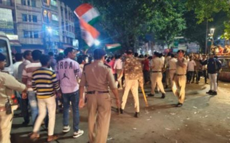 इंदौर के राजवाड़ा पर जश्न मनाने आए लोगों को पुलिस ने लौटाया, पौन घंटे बाद खाली कराया चौक