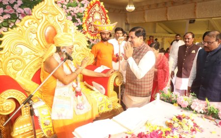 डॉ. यादव ने कहा कि इंदौर में जगतगुरू वसंत विजयानंदगिरी महाराज ने इंदौर में आकर जो नवरात्र महोत्सव मनाया