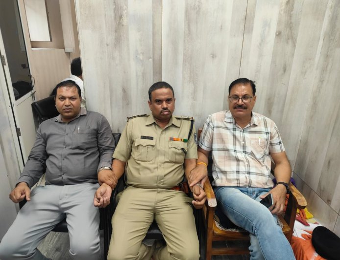 थाना आजाद नगर के SI रंगे हाथ रिश्वत लेते गिरफ्तार