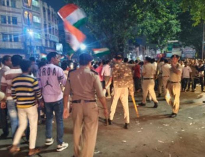 इंदौर के राजवाड़ा पर जश्न मनाने आए लोगों को पुलिस ने लौटाया, पौन घंटे बाद खाली कराया चौक