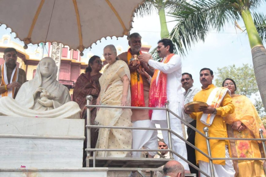 अद्भुत दृश्य! जब इंदौर के राजवाड़ा पर एक साथ आया 108 नदियों का जल, दिग्गज नेताओं ने झुकाया सिर