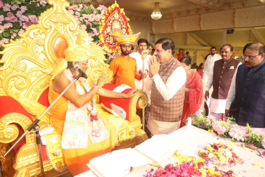 डॉ. यादव ने कहा कि इंदौर में जगतगुरू वसंत विजयानंदगिरी महाराज ने इंदौर में आकर जो नवरात्र महोत्सव मनाया