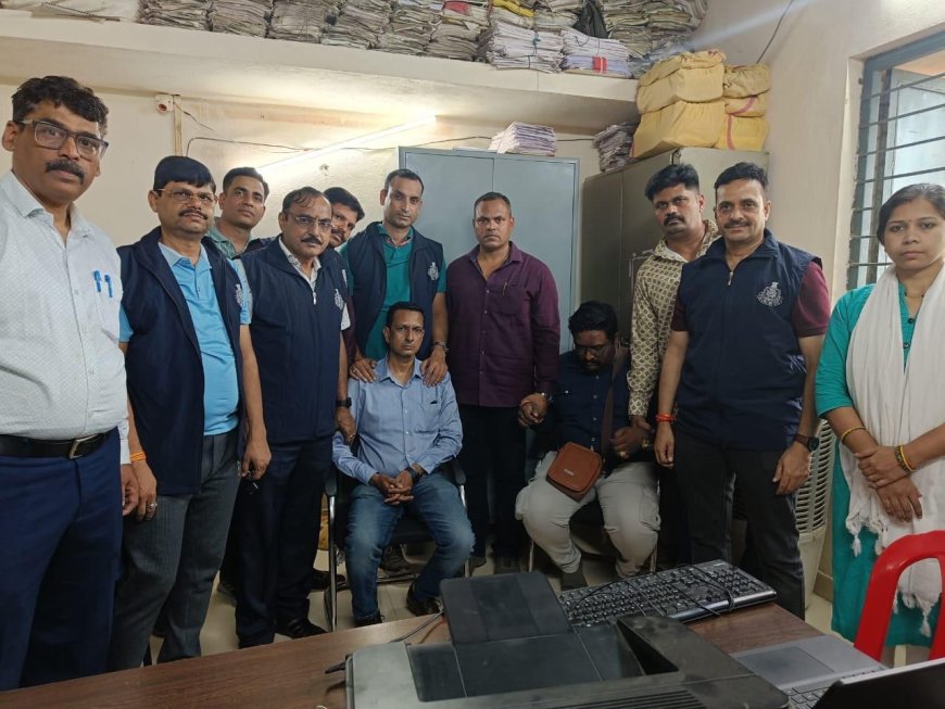 ईओडब्ल्यू इंदौर की बड़ी कार्रवाई : सहायक राजस्व अधिकारी और बिल कलेक्टर 40 हजार की रिश्वत लेते रंगे हाथों गिरफ्तार