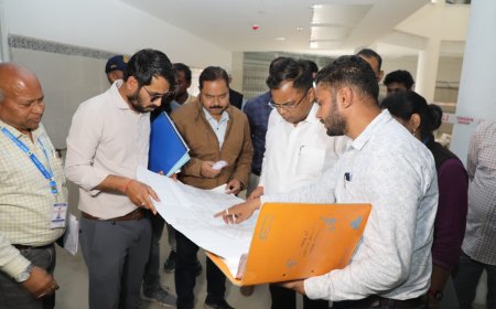 कलेक्टर शिवम वर्मा ने जिला अस्पताल का किया आकस्मिक निरीक्षण